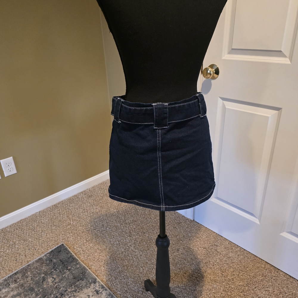 Chic Black Mini Skirt with Stitch Detailing - Picture 2 of 4